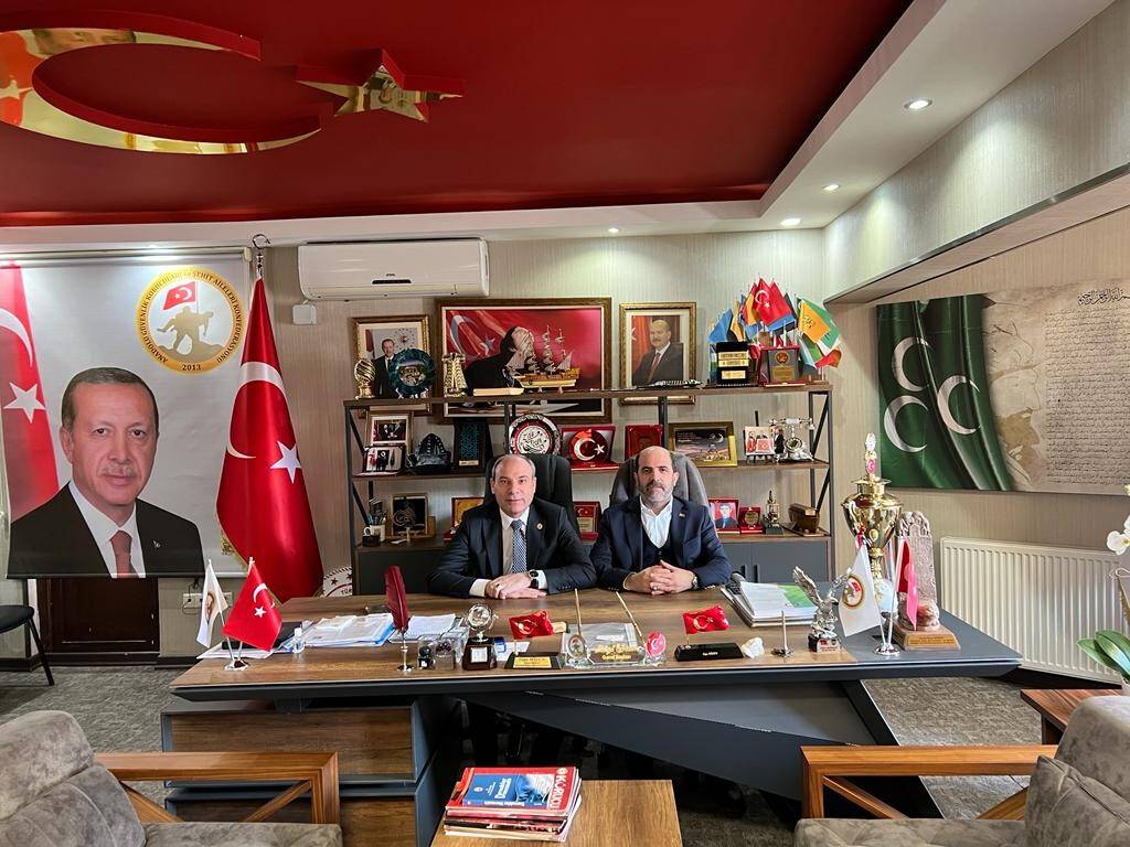 Türk bayrağını yere atan CHP’li başkana tepki