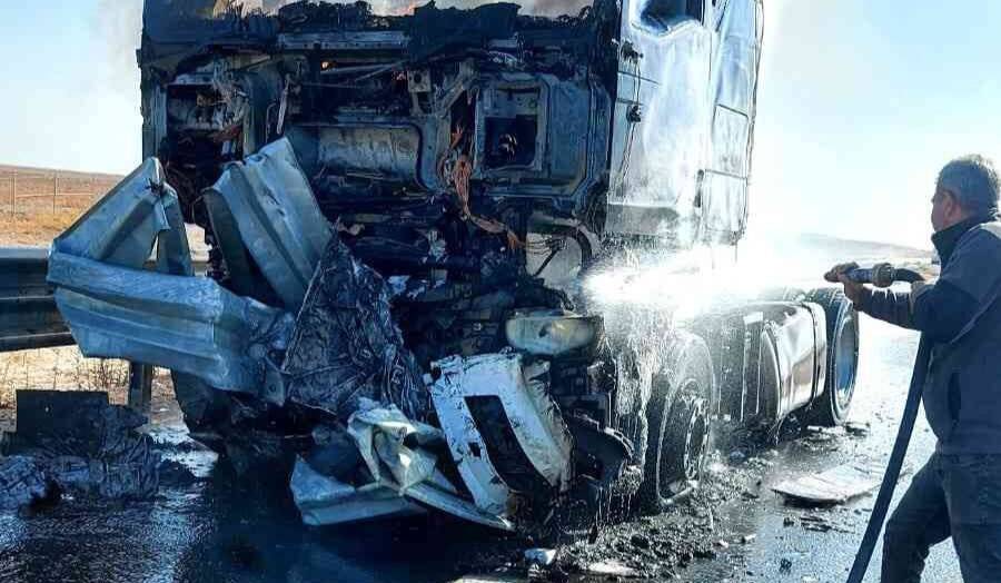 Dorsesi devrilen tır alev aldı