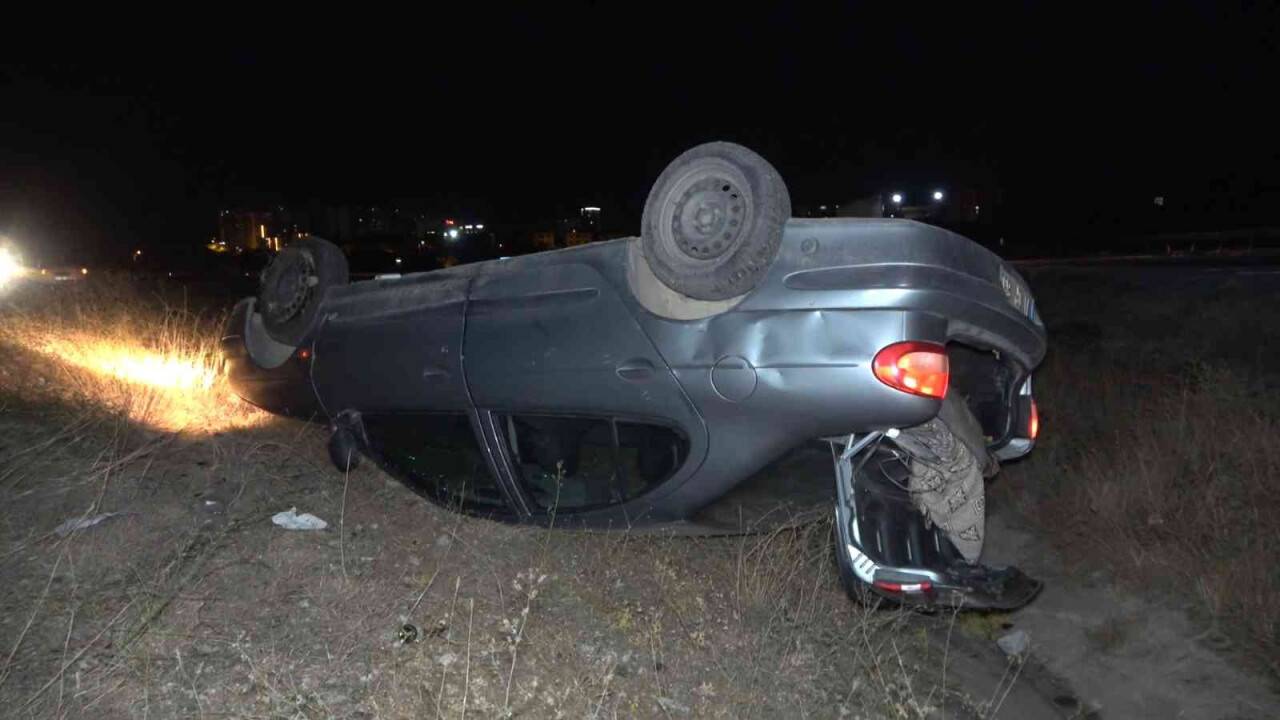 Takla atan otomobil şarampole devrildi: 2 yaralı