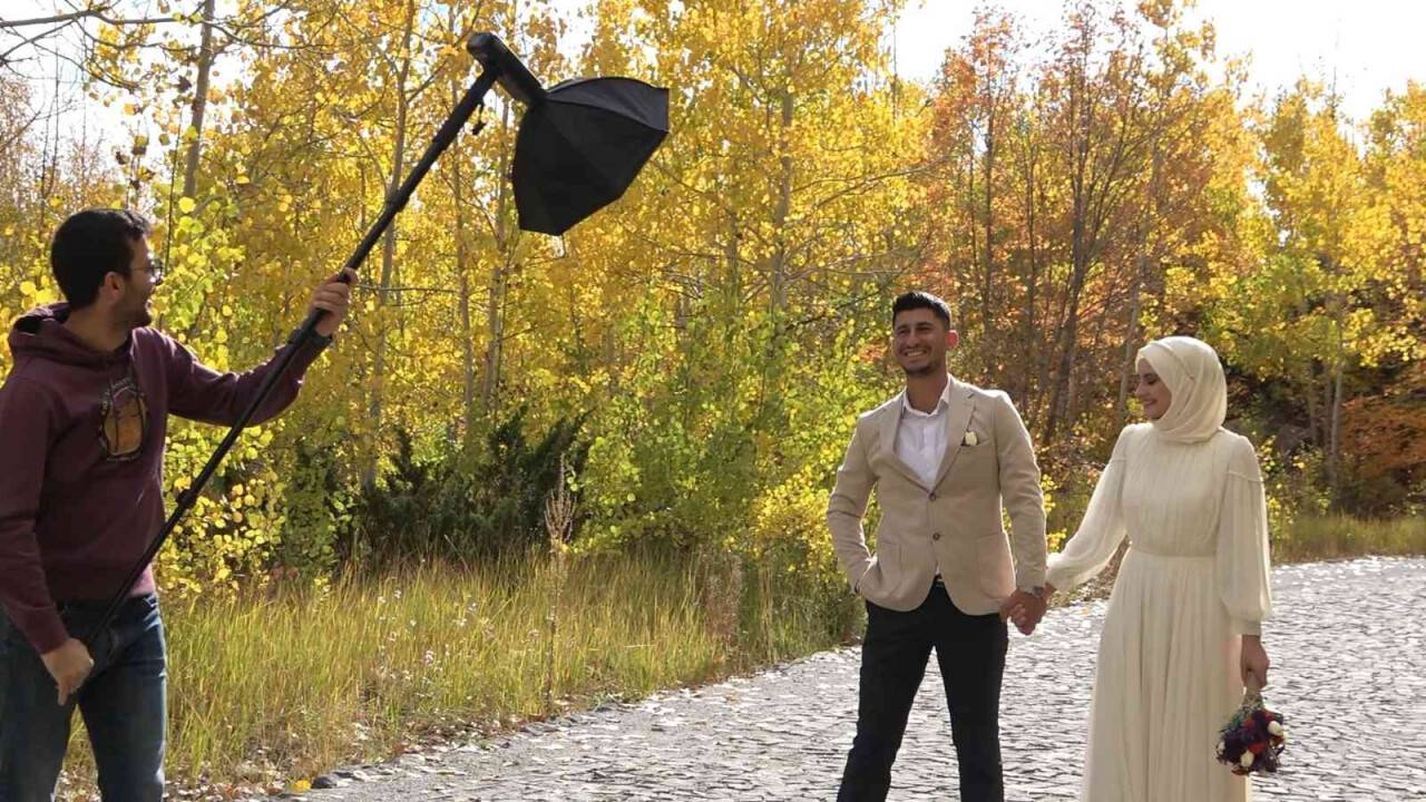 Sonbahar renkleriyle bezenen Nemrut Krater Gölü gelin ve damatların doğal stüdyosu oldu