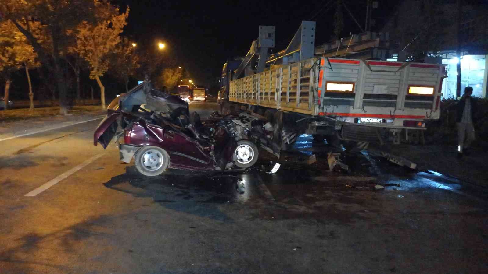 Konya’da seyir halindeki tıra çarparak hurdaya dönen otomobilin sürücüsü ağır yaralandı