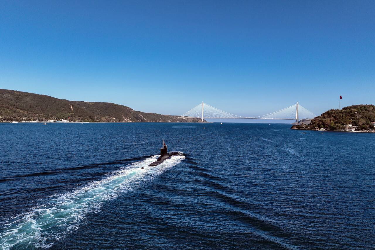Türk denizaltısının Boğaz’dan geçişi dron ile görüntülendi
