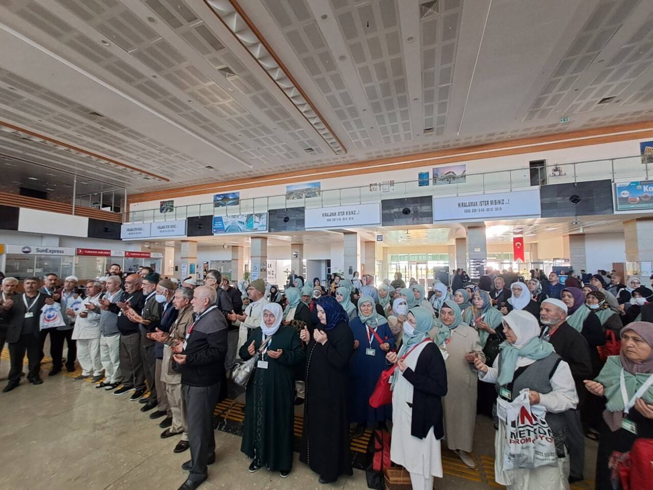 Umre kafilesi dualarla uğurlandı