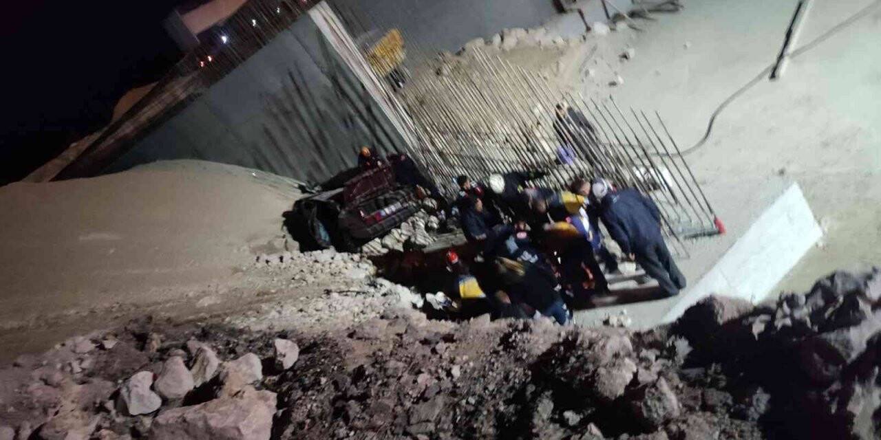 Kağıt gibi ezilen otomobil 4 kişiye mezar oldu