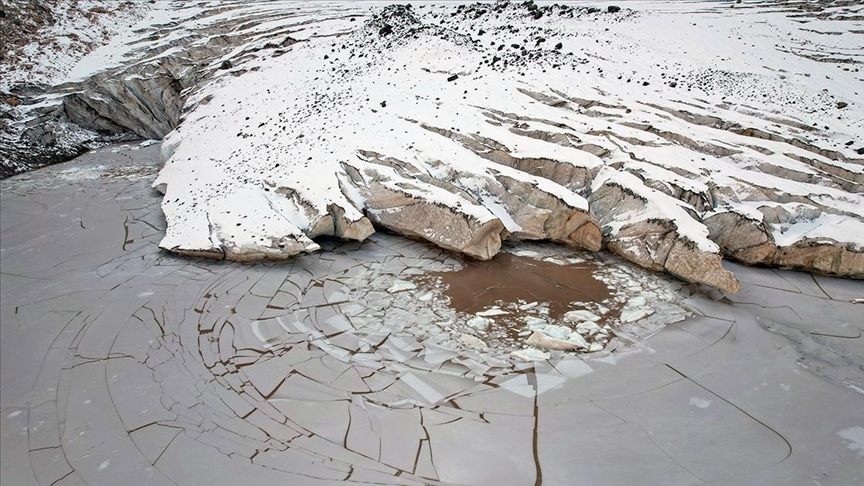 Hakkari'deki buzullarda erime artarak devam ediyor