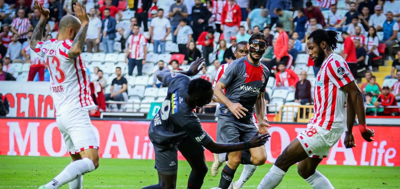 Antalyaspor: 4 - Fatih Karagümrük: 2 (Maç sonucu)