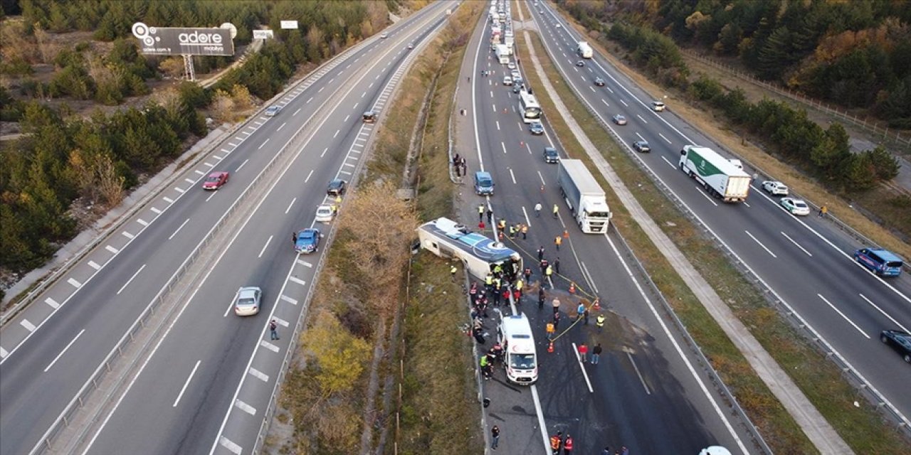 Anadolu Otoyolu'nda otobüs devrildi: 3 ölü, 32 yaralı