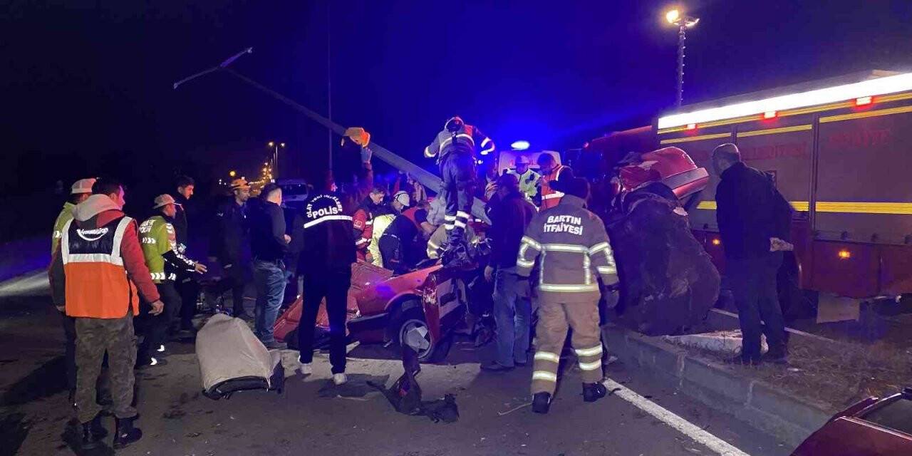 Otomobil aydınlatma direğine çarptı: 1 ölü