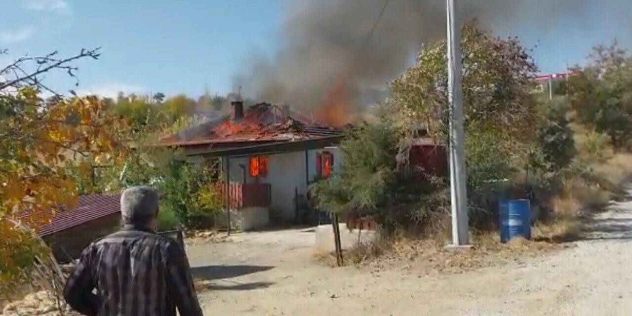 Baca temizlerken önce çatı alev altı, ardından ev yandı