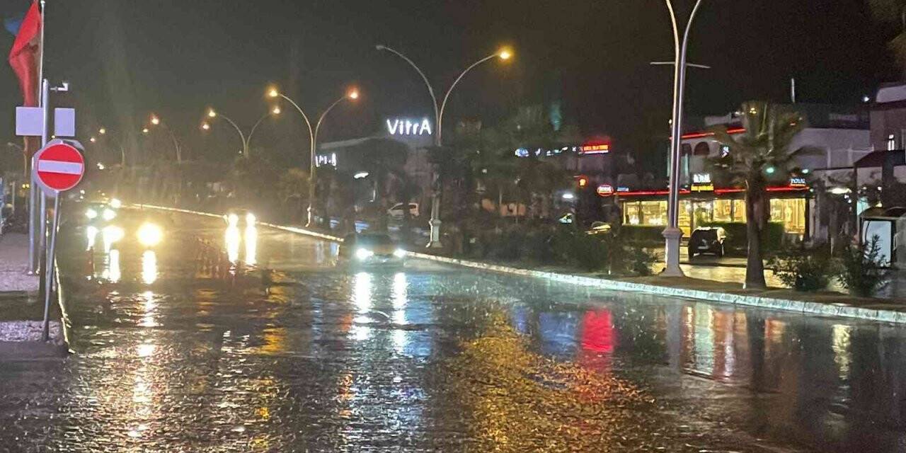 Bodrum’da sağanak yağış cadde ve sokakları göle çevirdi