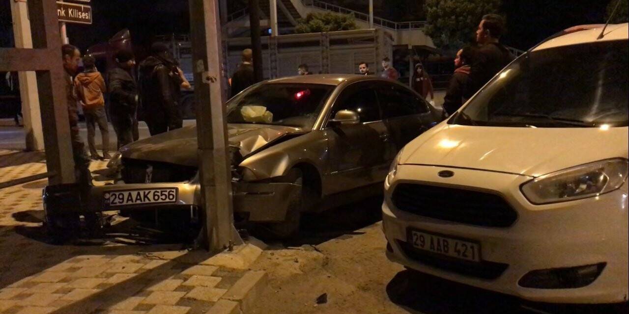 Polisten kaçan ehliyetsiz sürücü üst geçit direğine çarptı: 3 yaralı