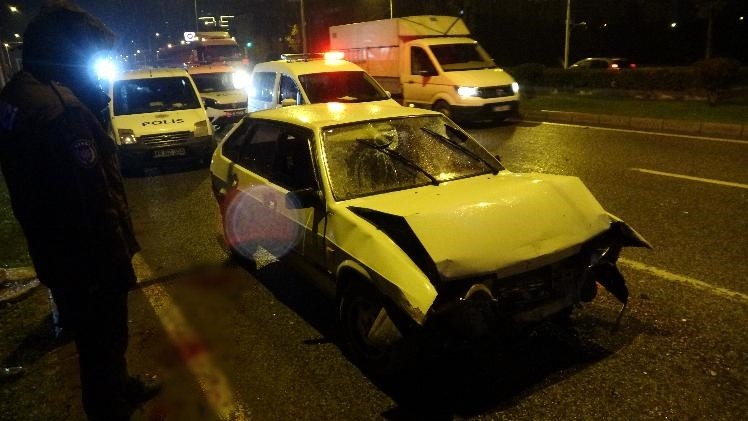 Otomobil polis aracına çarptı: 4 yaralı