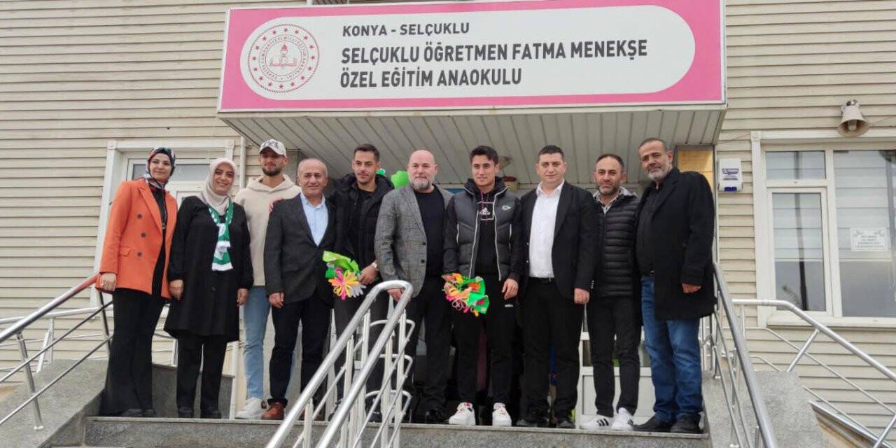 Konyasporlu futbolcular minikleri sevindirdi