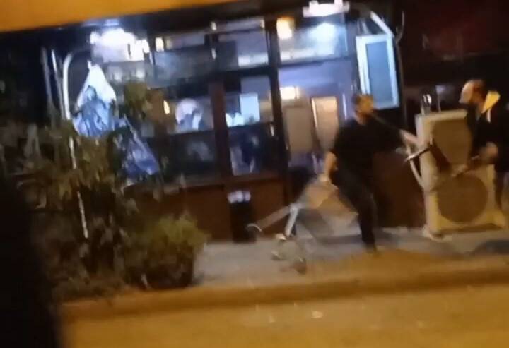 Bursa’da silah, sopa ve sandalyelerin kullanıldığı kavga kameraya yansıdı