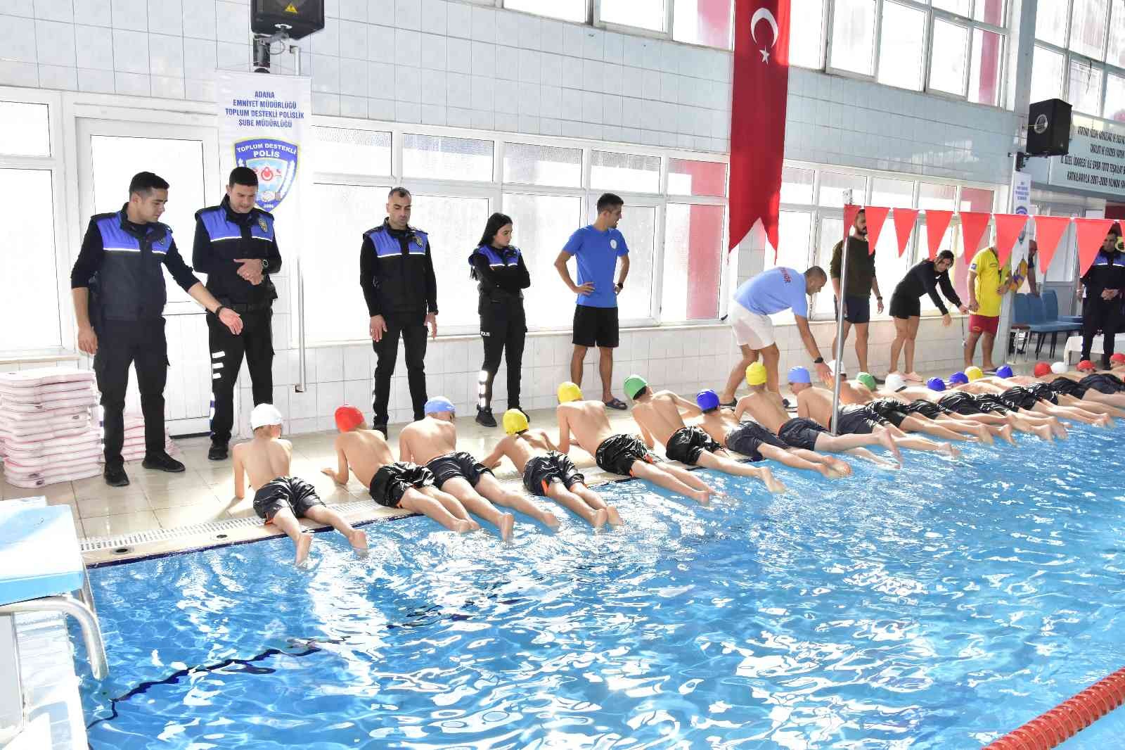 29 kişi boğulunca polis çocukları yüzme kursuna başlattı
