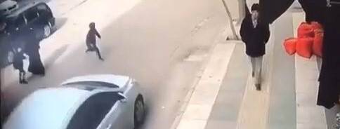 Yolun karşısına geçmek isteyen çocuğa araç çarptı