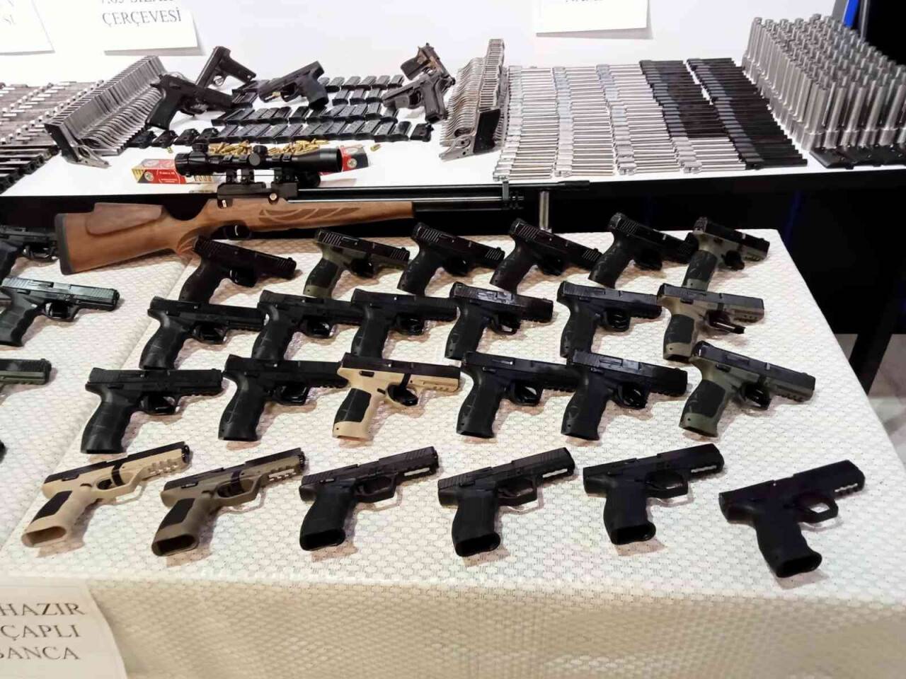 Aralarında eski yüzbaşının da olduğu kaçak silah çetesine operasyon