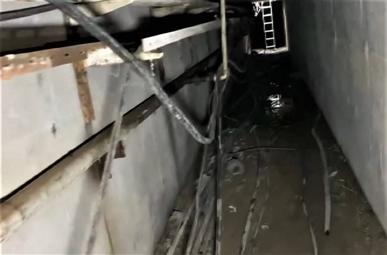 Yer altındaki kanalizasyon hattından 5-6 kilometre yürüyerek kablo çalıyorlar