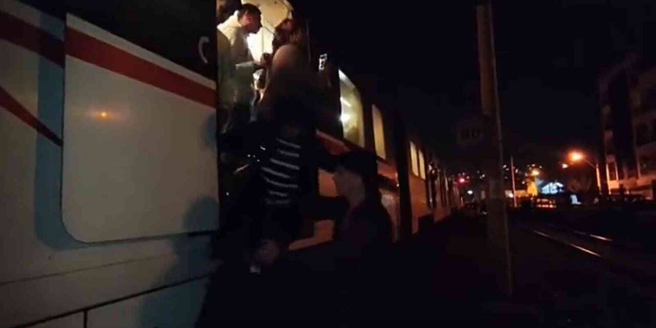 İZBAN arızalanınca vatandaşlar çareyi raylara atlamakla buldu
