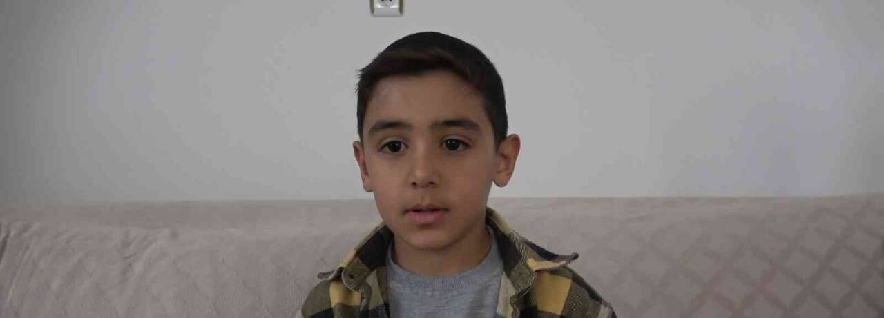 Oyun oynamayı bırakıp kaydırak üzerinde namaz kılan çocuk konuştu