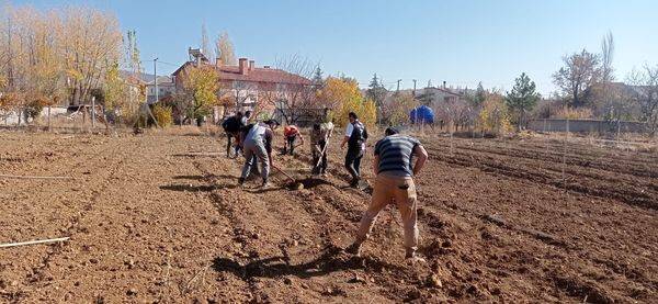 Hüyük'te öğretmenler ceviz ve badem fidanı ekti