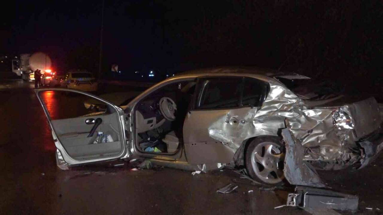 Bariyerlere vuran otomobile arkadan gelen TIR çarptı