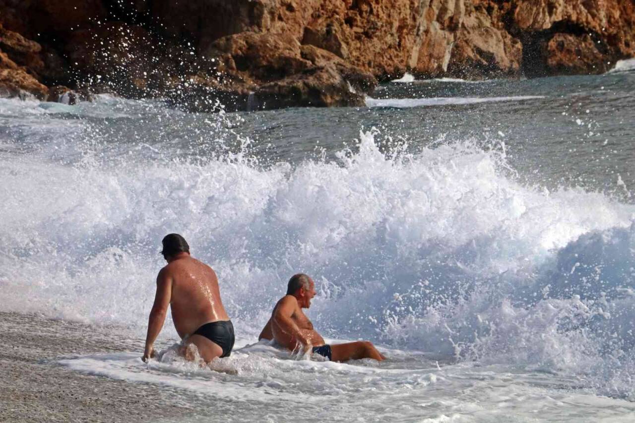 Dev dalgalara kafa tuttular, her defasında kıyıya sevruldular