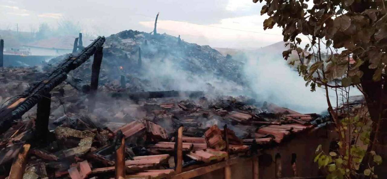 Ahır ve samanlık alev alev yandı