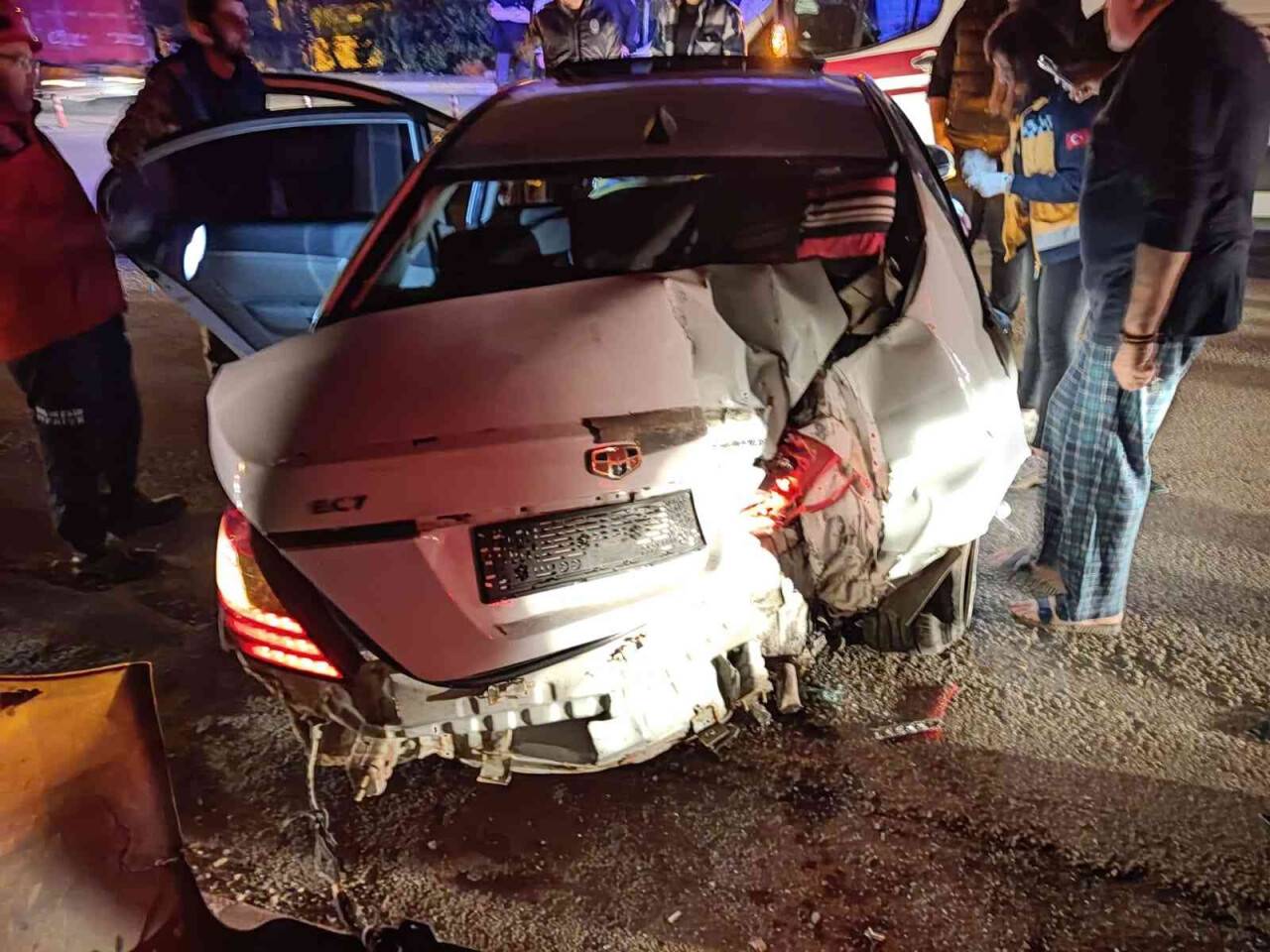 Otomobil refüje çarptı:4 yaralı