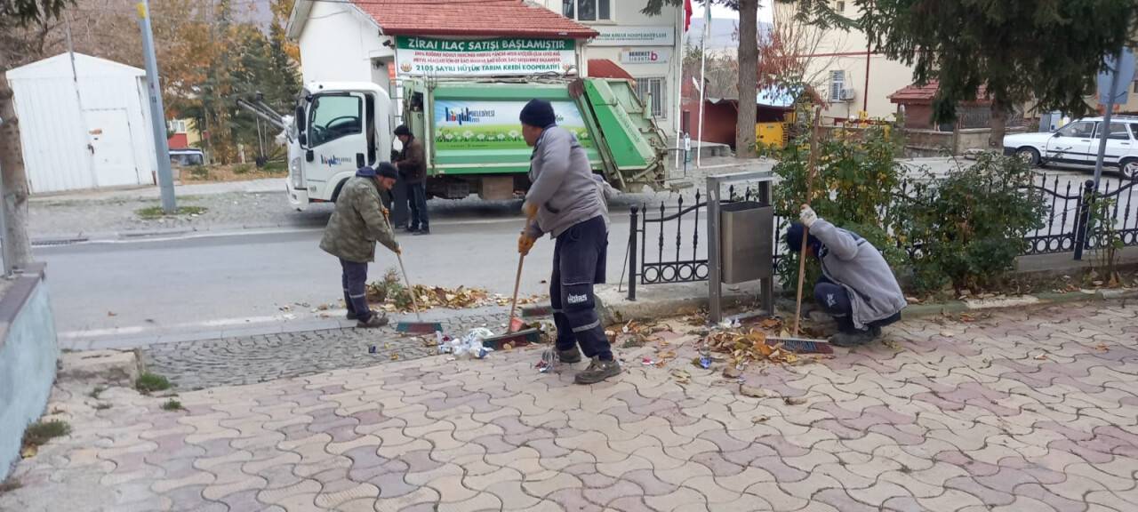 Hüyük'te ağaçlardan dökülen yapraklar temizleniyor