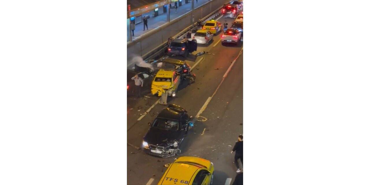 E-5’te zincirleme trafik kazası: 12 araç birbirine girdi, 1’i bebek 8 yaralı