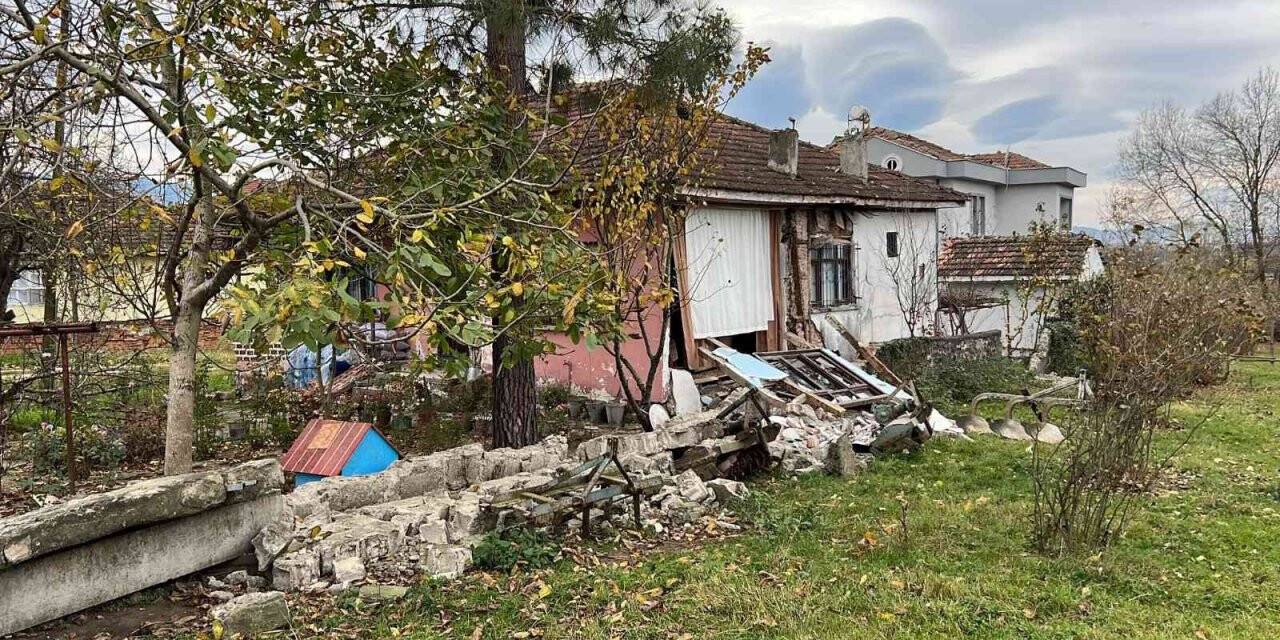 Sarsıntıya dayanamayan müstakil evin duvarı çöktü