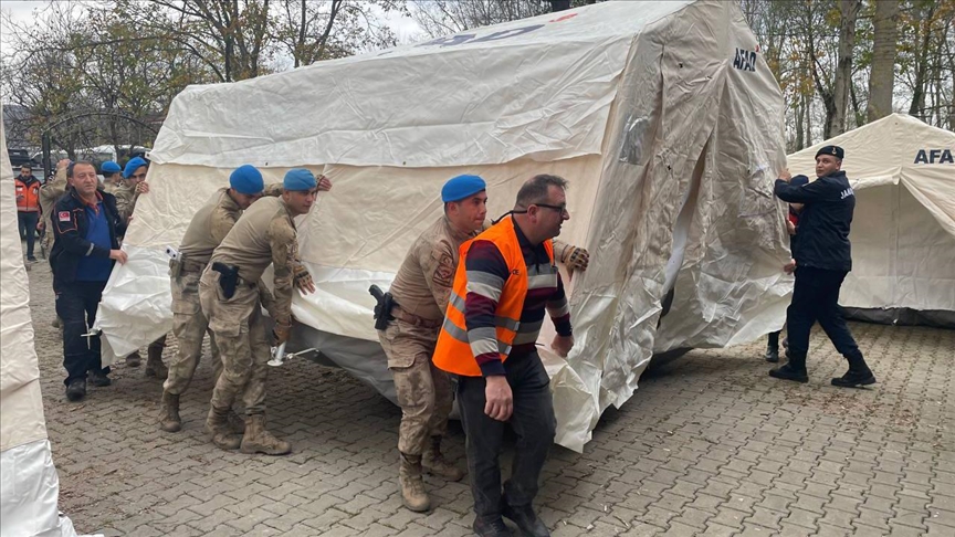 Düzce'de AFAD görevlileri, jandarma komandolarıyla deprem çadırı kurdu