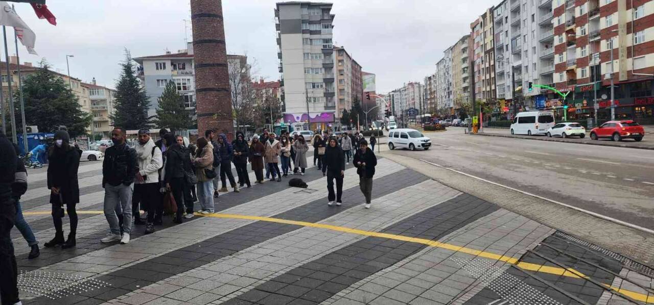 Soğuk havaya rağmen indirim kuyruğuna girdiler