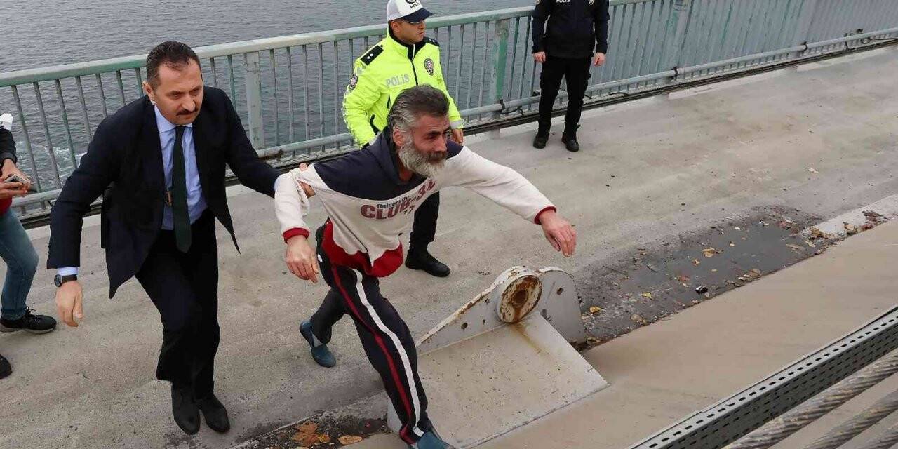Cumhurbaşkanı Erdoğan köprüde intihar girişiminde bulunan vatandaşı ikna etti