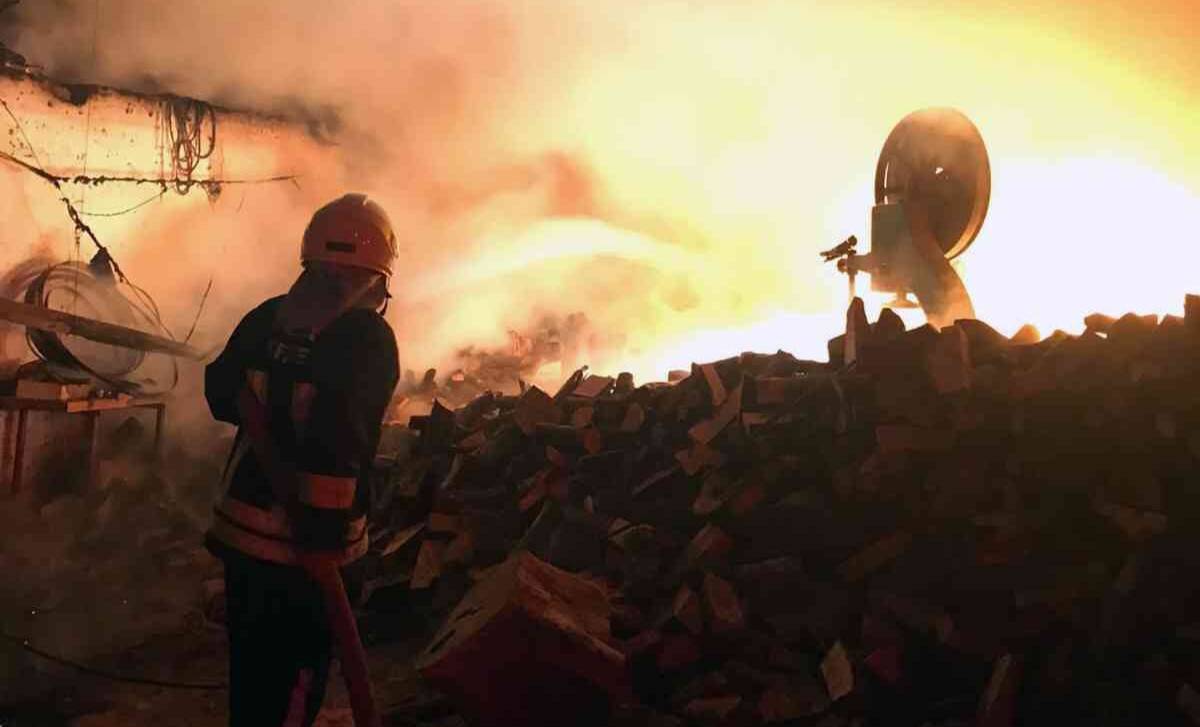 Mobilya işyerinde yangın