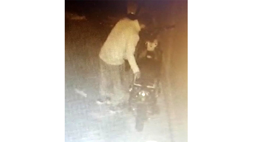 Motosiklet hırsızlarının rahat tavrı güvenlik kameralarına yansıdı