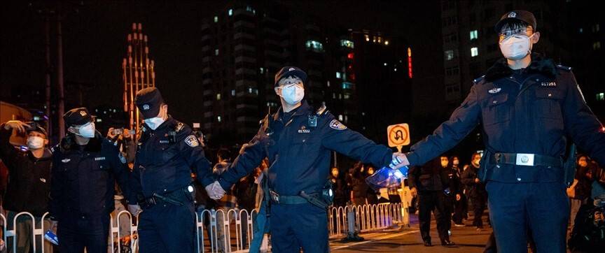 Çin polisi, Şanghay'da protestoların yapıldığı caddeyi barikatlarla kapattı