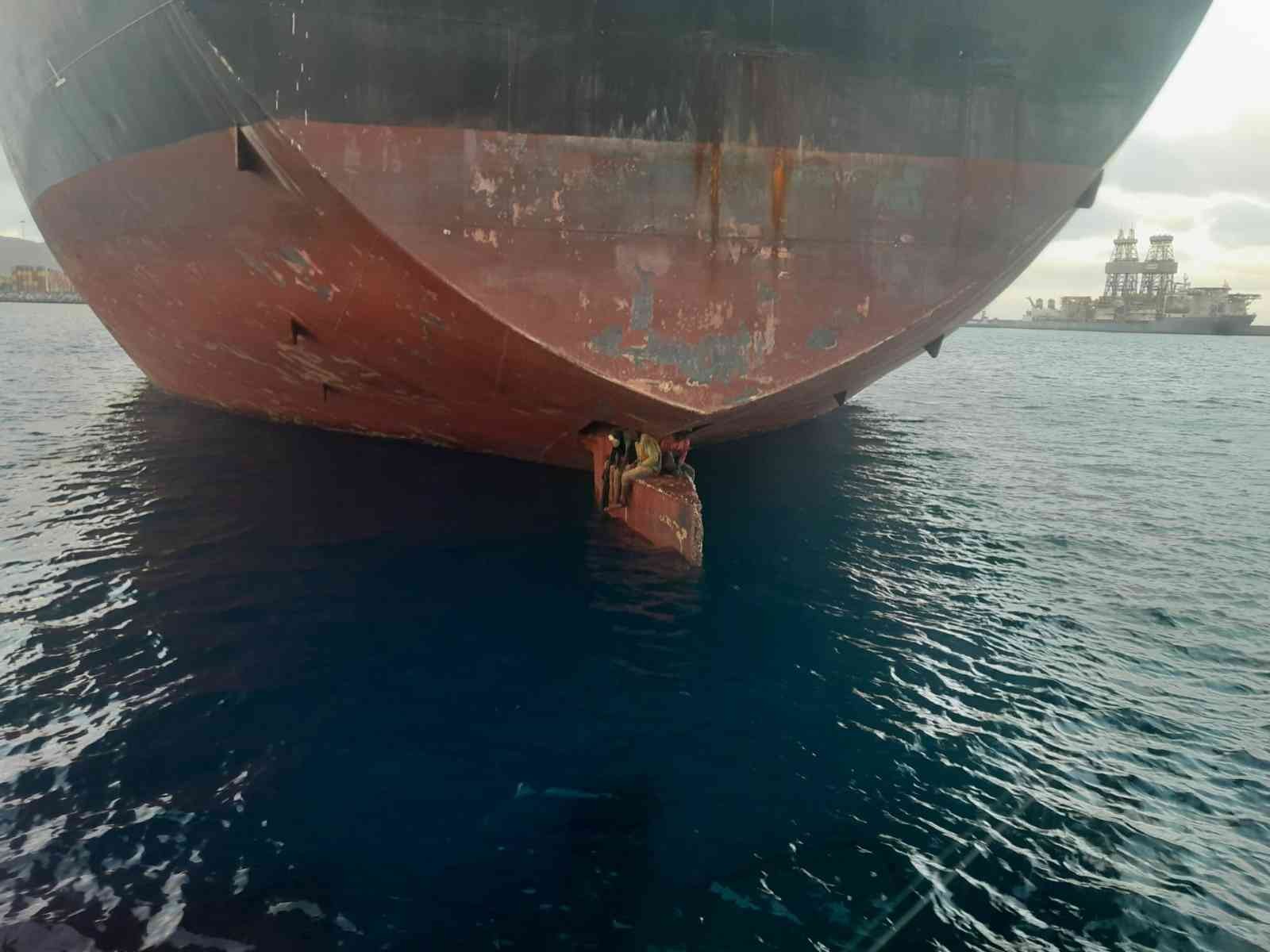 Göçmenler petrol tankerinin dümen palasında yakalandı
