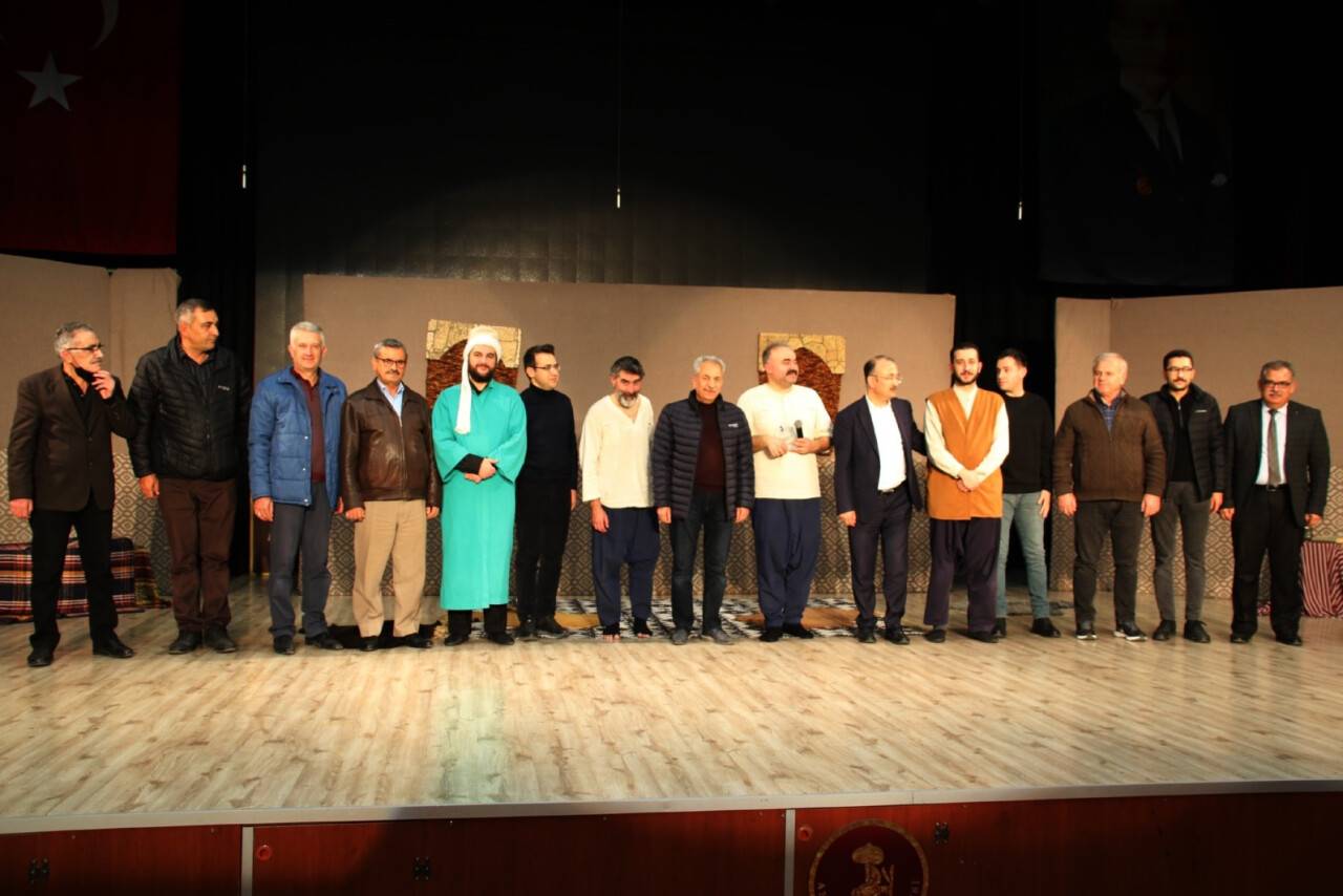 “Ziyafet Sofrası” tiyatro severlerle buluştu