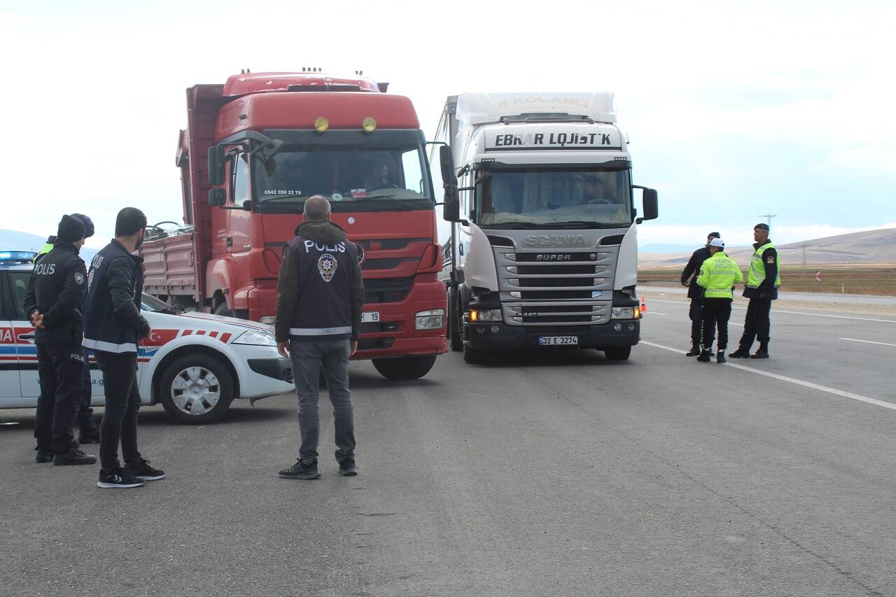 Yunak'ta kış lastiği denetimi