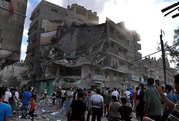 Gazze'de bir binanın vurulma anı kamerada