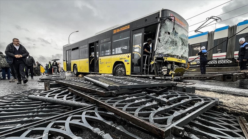 İETT otobüsünün demir bariyere çarpması sonucu 3 kişi yaralandı