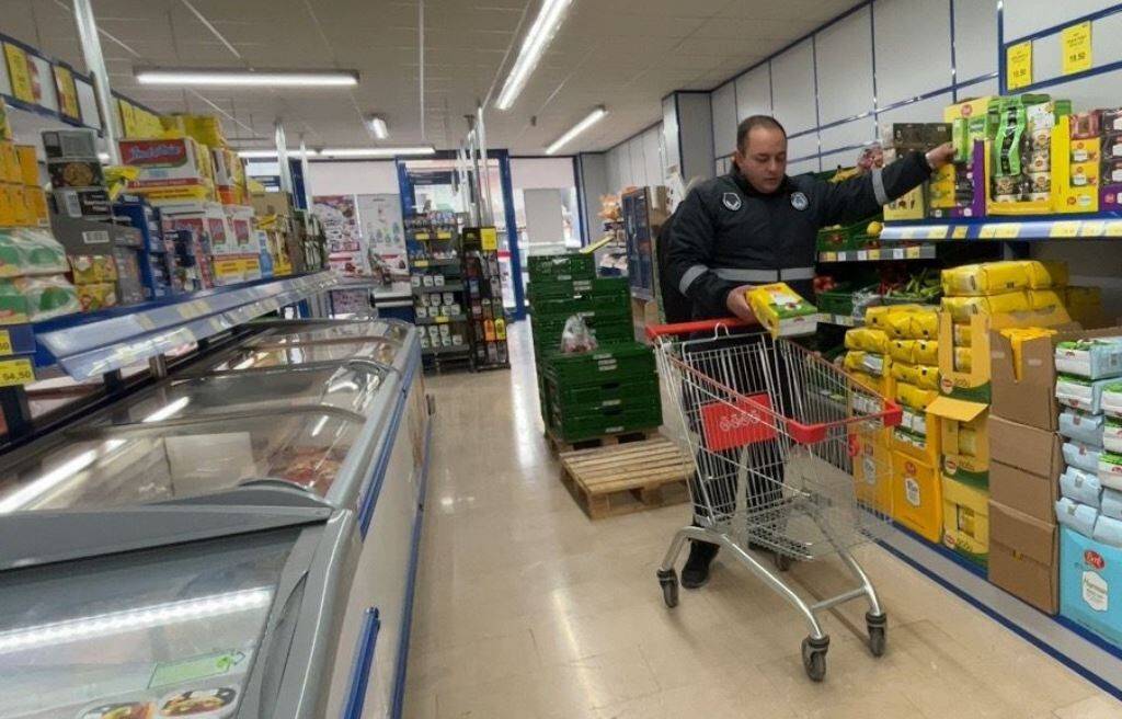 Zabıta ekipleri marketlere göz açtırmıyor