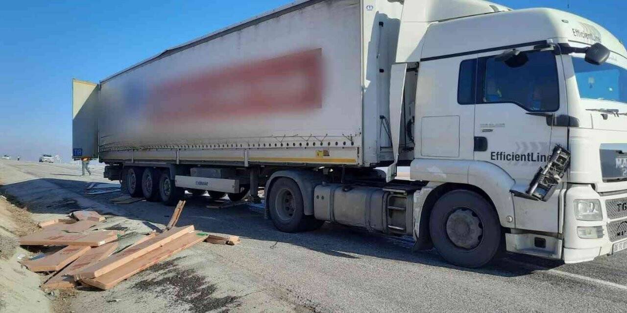 Köpeğe çarpmamak için manevra yapan tırdaki malzemeler yola düştü