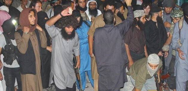 IŞİD militanları bir kadını taşladı