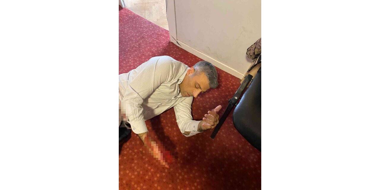 Yenilik Partisi Genel Başkanı Öztürk Yılmaz ofisinde bıçaklı saldırıya uğradı.