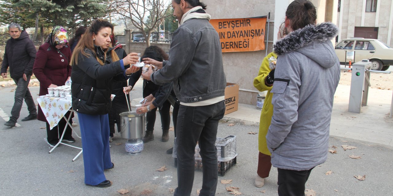 Beyşehirli kadınlardan üniversite öğrencilerine çorba ikramı