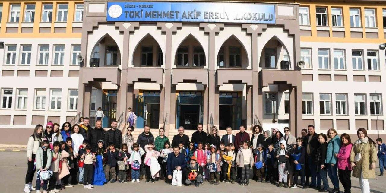 Düzce Belediyesi depremin izlerini silmek için sahada