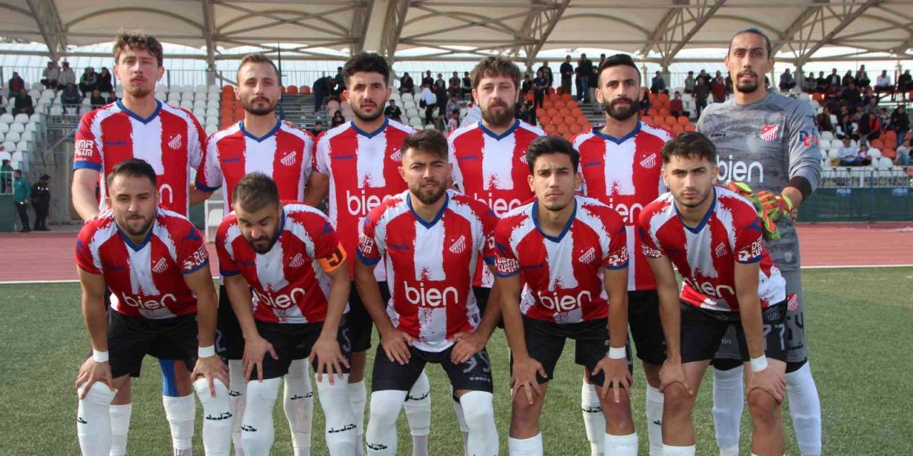 Futbolcular paraları ödenene kadar idmana çıkmama kararı aldılar